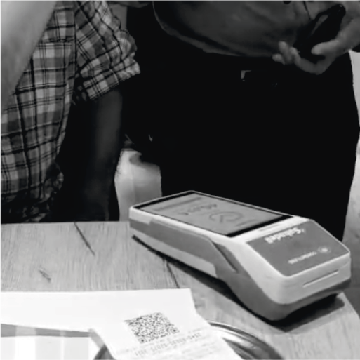 Rikki anillo Retira la mano y espera el pago